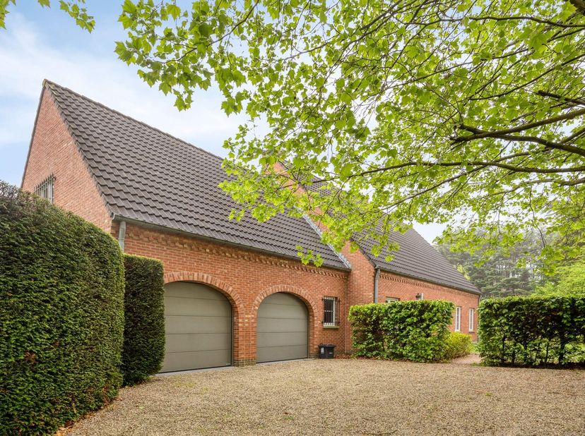 Klassieke en charmante villa uit 1988 met enorm potentieel op een prachtig perceel van +/- 20a49ca te JEZUS-EIK. De villa bevat: ruime inkomhal met ap