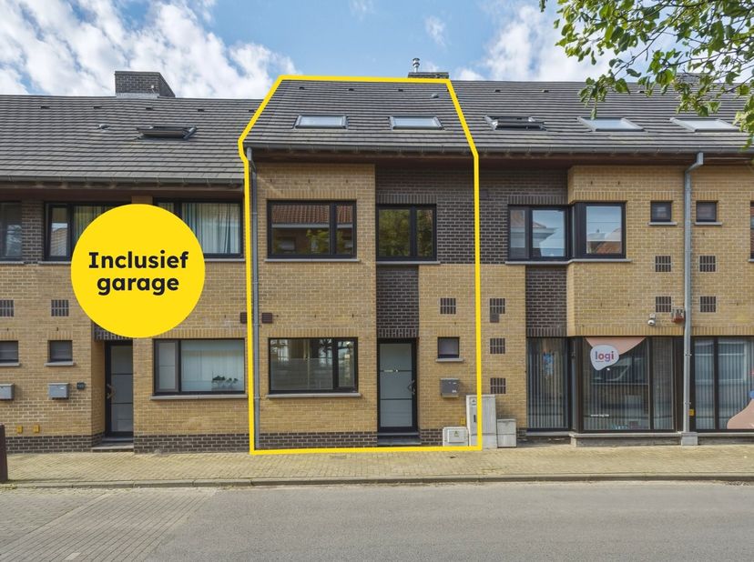 In het de rustige deelgemeente Ettelgem bevindt zich deze verzorgde gesloten bebouwing (bouwjaar 2003) met zonnige tuin, garage en vier slaapkamers. D
