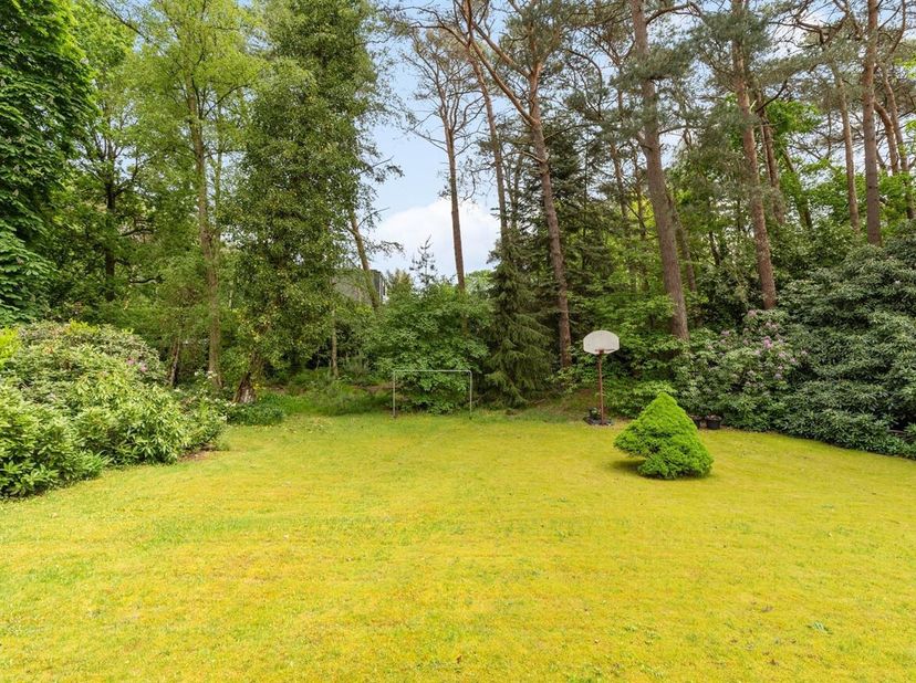 Instapklare, deels gerenoveerde 3slpk woning op gegeerde locatie<br />
Gelegen in een bijzonder rustige en kindvriendelijke residentiële straat, midde