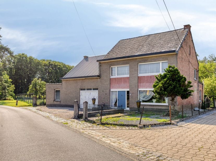 Welkom in Begijnendijk ! In het rustige Rogaarden bevindt zich deze karaktervolle eigendom op een uitzonderlijk perceel van maar liefst 70 are. Deze u