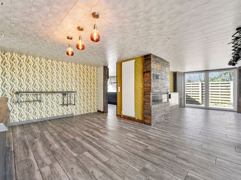 Ontdek deze instapklare alleenstaande woning in het rustige Boezinge, met maar liefst 5 slaapkamers en een inpandige garage.<br />
De woning onderging