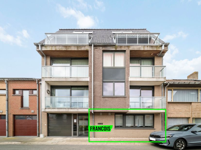 Dit gelijkvloers appartement is gelegen in residentie Espace aan de Hasseltstraat 38 bus 0001 in Bredene, in een rustige doodlopende straat. De liggin