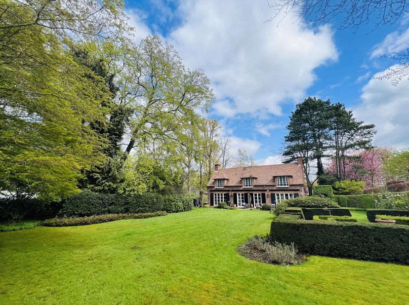 WEZEMBEEK-OPPEM, idéalement située dans l'agréable Domaine Fuji, magnifique VILLA (4Ch/4Sdb) de ± 280 m² avec terrasse, jardin et garage. Au 1er étage