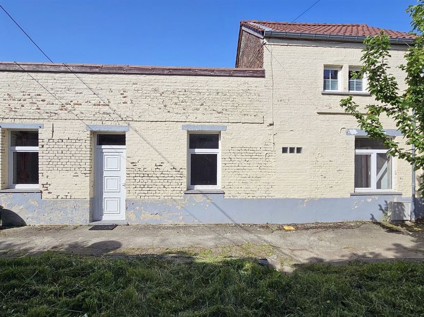 Prix: Offre à partir de 90.000 euros, frais d'agence non inclus et à charge de l'acquéreur.<br />
<br />
Dans le fond d'une ruelle tranquille, maiso