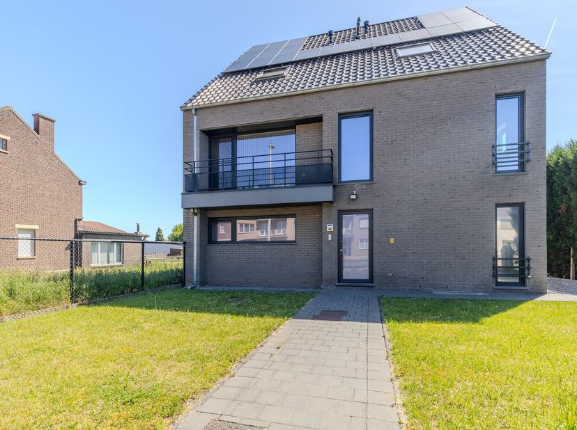 Aan de Staatsbaan 56 bus 11 in Neerharen-Lanaken bevindt zich dit verzorgd duplex-appartement, gelegen op de eerste en tweede verdieping van een klein