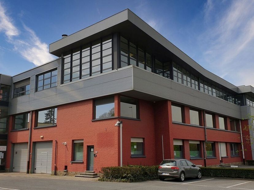 270m² d'espace de bureau prêt à l'emploi au 2ème étage<br />
Emplacement : à proximité de la sortie E40 (Flanders Expo - The Loop)<br />
Disposition :