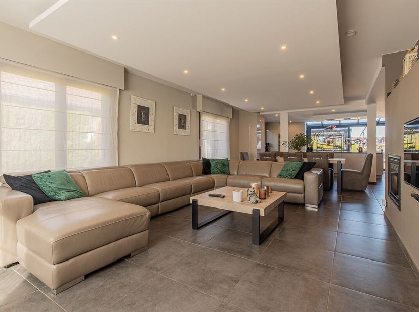 Charmante open bebouwing met grote tuin op top-locatie in Lebbeke | Bezoekdag 28/08/2026 op afspraak. <br />
Instelprijs (bieden vanaf) 529.000 euro<b