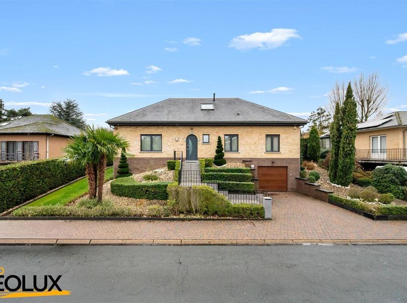 Immo Leolux biedt deze volledig gerenoveerde villa aan, gelegen op een perceel van 8a25ca in een rustige en residentiële wijk van Meise. Met een bewoo