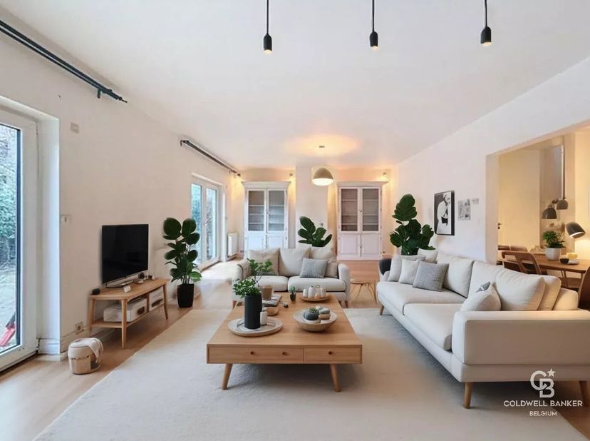 Quietly set back from the street, accessible via a small pedestrian alley,<br />
semi-detached house with approx. 170 m² of living space, with garden