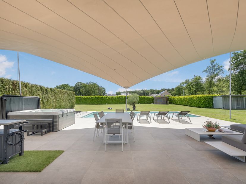 Exclusieve recente villa met verwarmd zwembad, vier garages en inclusief bouwgrond van 10a in een groene omgeving<br />
<br />
In een rustige doodlope