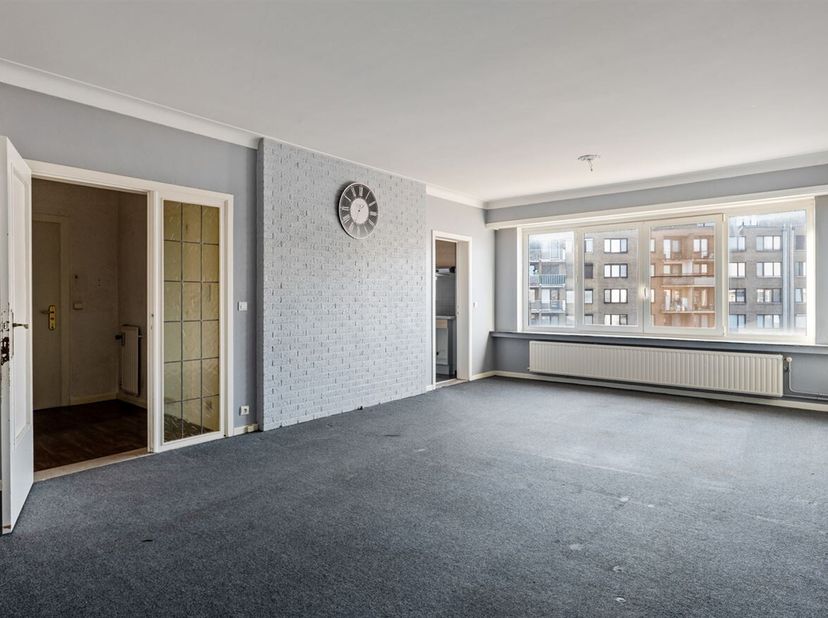 Ligging: Dit appartement is zeer gunstig en centraal gelegen nabij de Lambrechtshoekenlaan/Victor Govaerslaan. Op wandelafstand van verschillende scho