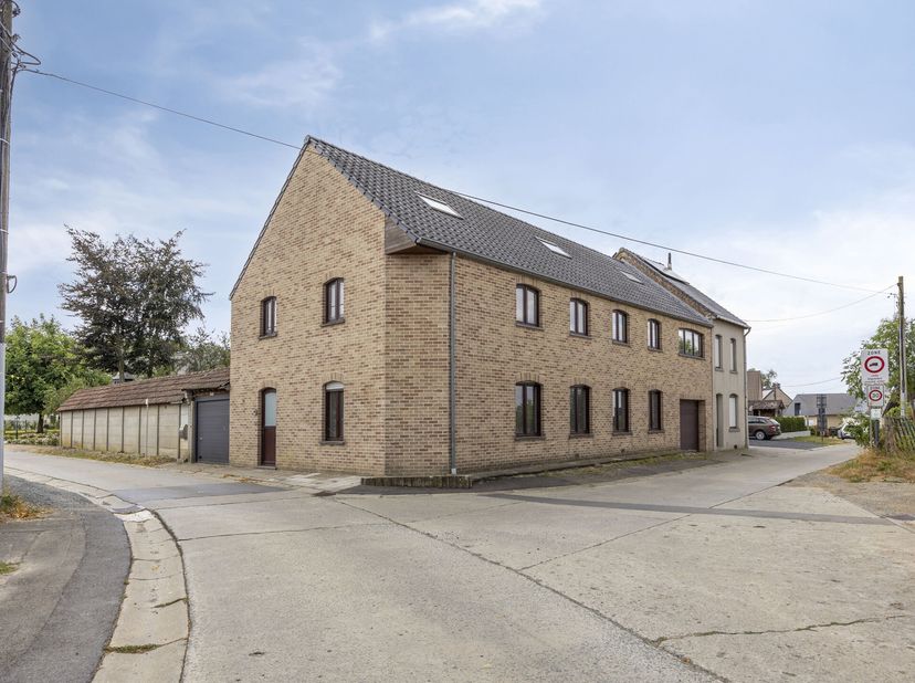 Ontdek deze uitzonderlijk ruime en veelzijdige woning, gelegen in de Tuitenbergstraat 72 te Eizeringen. De woning werd gebouwd in 2010, beschikt over