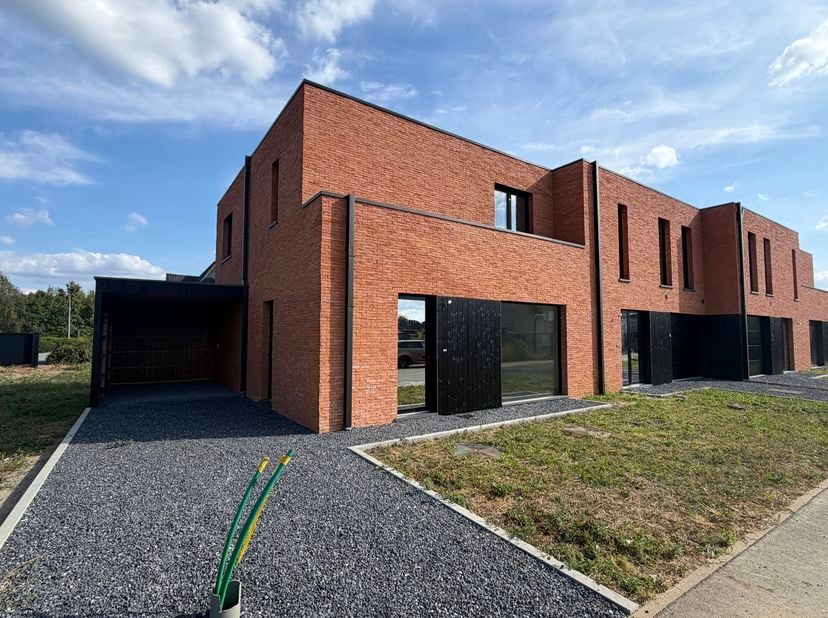 Prachtig gelegen nieuwbouwproject bestaande uit 4 opgeleverde woningen gelegen vlakbij het centrum van Heist-op-den-Berg in een rustige doodlopende st