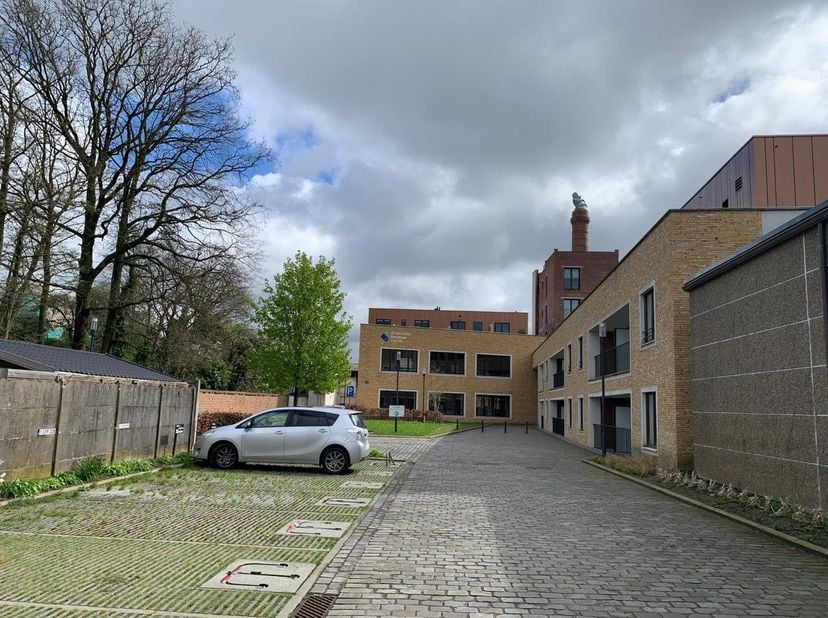 Op het Brouwersplein in Kortemark, pal in het centrum, bieden we deze autostaanplaats aan. Parkingplaats is voorzien van een parkeerbeugel. 