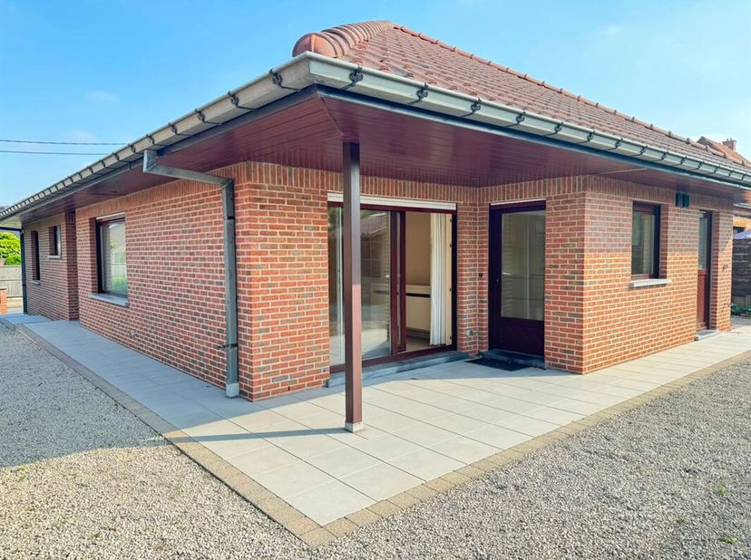 Instapklare bungalow met 2 slaapkamers op rustige ligging in Vichte<br />
In een rustige en aangename woonwijk in Vichte bevindt zich deze uitstekend