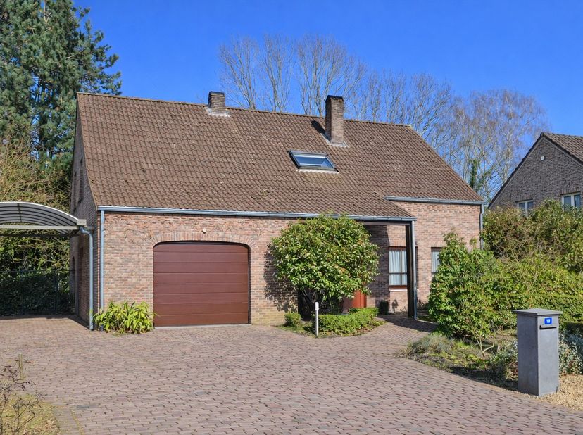 Vrijstaande woning op idyllische dreef, aan de rand van het bos – vlak bij Maastricht<br />
Op een prachtige, met bomen omzoomde dreef die rechtstreek