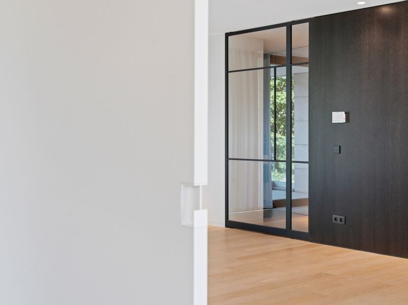 In het hart van de stad bevindt zich dit uitzonderlijke, volledig instapklare designappartement van maar liefst 222 m²(bron EPC), gelegen op de eerste