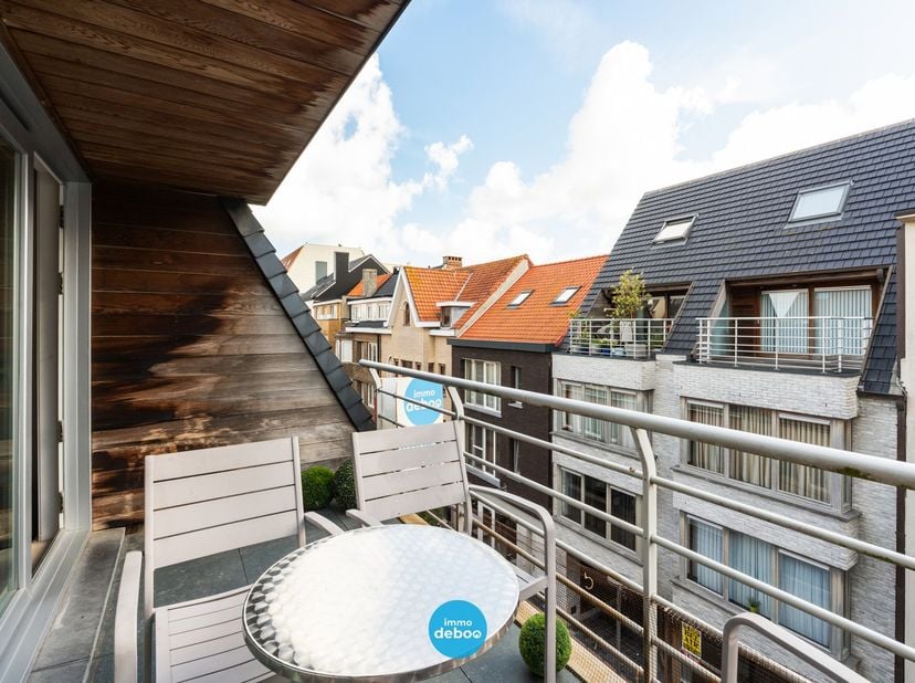 Dit centraal gelegen duplex appartement is gelegen op de derde en vierde verdieping van een jong gebouw uit 2009 en combineert ruimte, comfort en een