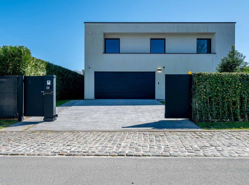 MODERNE INSTAPKLARE WONING UIT 2021<br />
<br />
Moderne, instapklare en energiezuinige gezinswoning uit 2021, rustig gelegen in een verkeersluwe stra
