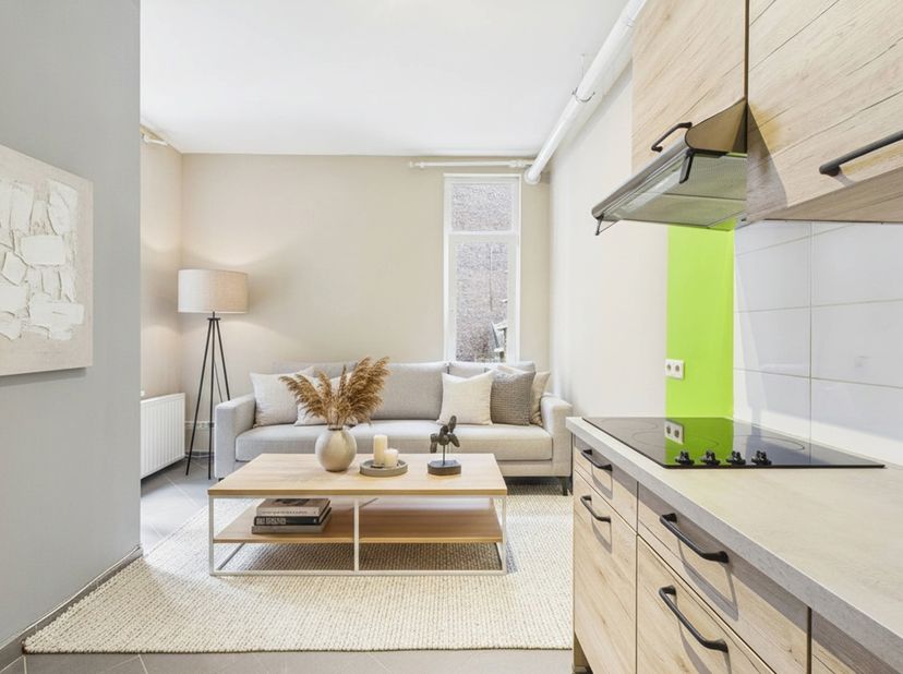 Bruxelles <br />
Situé à deux pas du quartier Dansaert , bel appartement de 31m² au 2ème étage d'un petit immeuble<br />
Séjour avec cuisine ouverte s