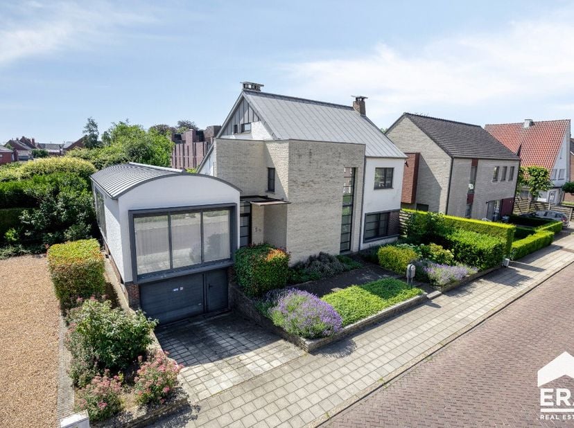 Unieke woning te koop in centrum Neerpelt. Vanuit de woning zijn winkels, supermarkten, scholen, openbaar vervoer, eet- &amp; drankgelegenheden perfect te