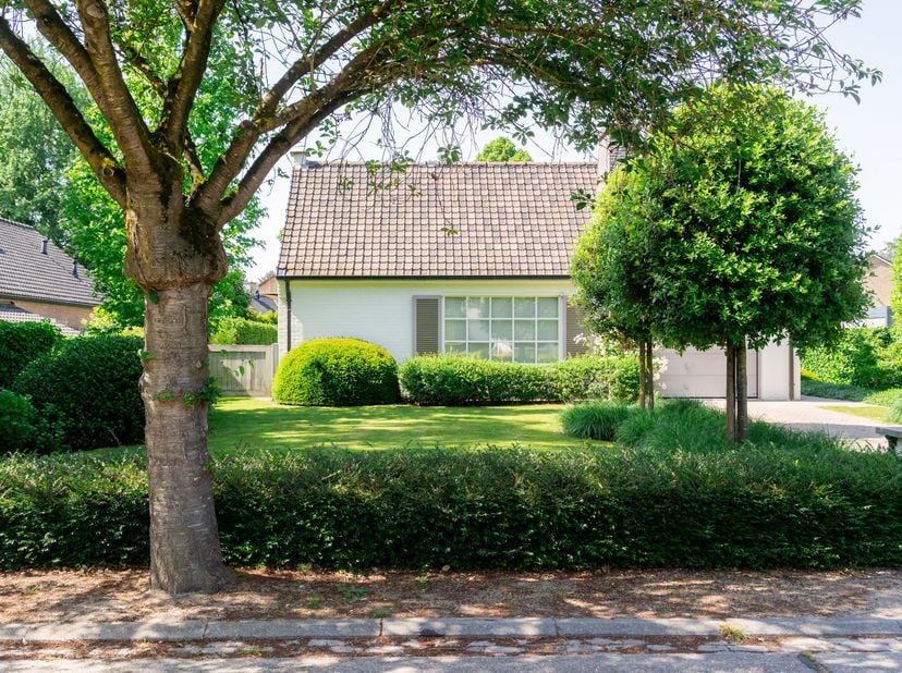 LIGGING<br />
Deze ruime gezinswoning te Mariakerke (Kolegem) bevindt zich in een rustige en aangename buurt waar comfort en bereikbaarheid hand in ha