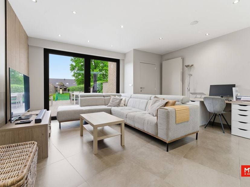 In het centrum van Langemark, op wandelafstand van alle voorzieningen, bevindt zich deze instapklare woning. De woning werd gerenoveerd en beschikt ov