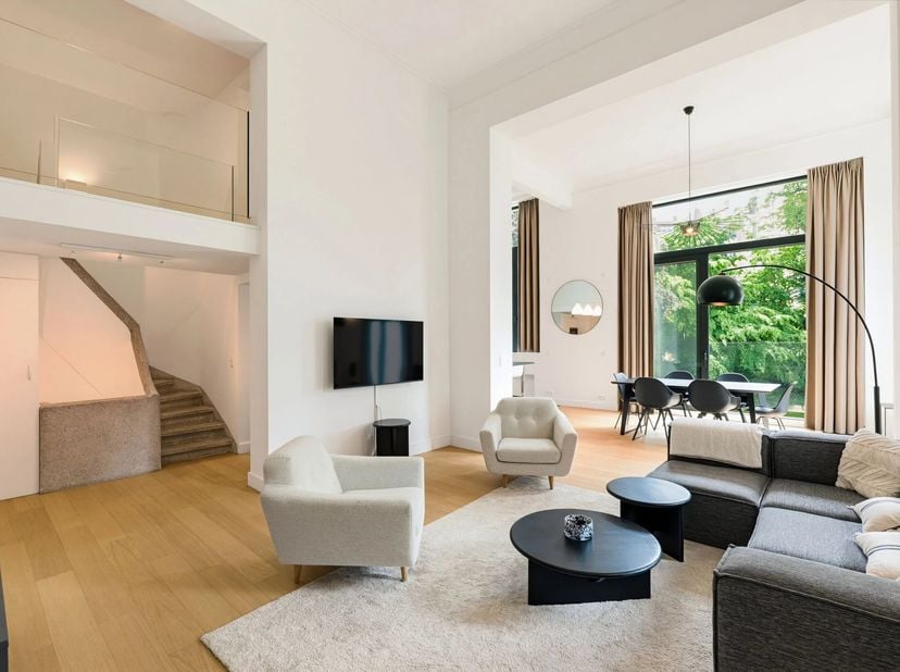Bien présenté par Maia Zinchenko : maia.zinchenko@victoire.be<br />
Victoire-Junot vous propose en exclusivité :<br />
Exceptionnel duplex penthouse m