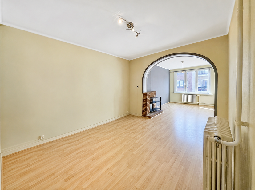 Au cœur du quartier Européen, non loin de la gare d'Etterbeek et de la VUB, au 2E étage d'un petit immeuble, superbe appartement 2 chambres de ± 81m²