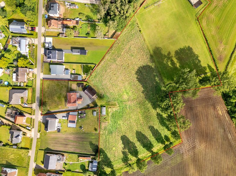 Te midden van een prachtig landelijke omgeving bevindt zich deze authentieke hoeve met bijgebouw op een perceel van +/- 19.322 m². Een unieke eigendom