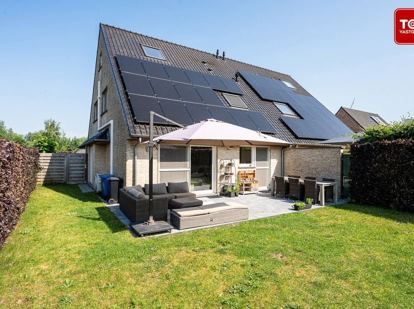 In het hart van Wondelgem, op een rustige en kindvriendelijke locatie, staat deze kwalitatieve halfopen woning die in 2012 werd opgeleverd door Durabr
