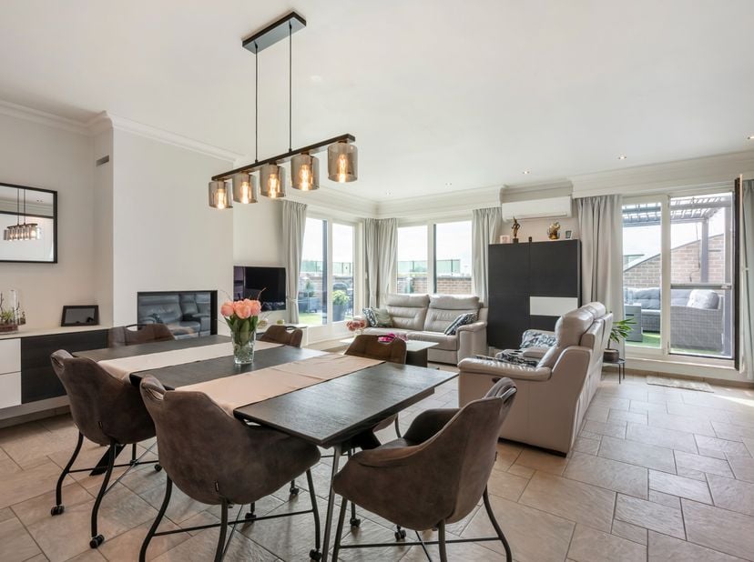 Deze penthouse van ca. 131 m² ligt op wandelafstand van het centrum van Hoogstraten en beschikt over een groot zonneterras van ca. 225 m² met zicht op