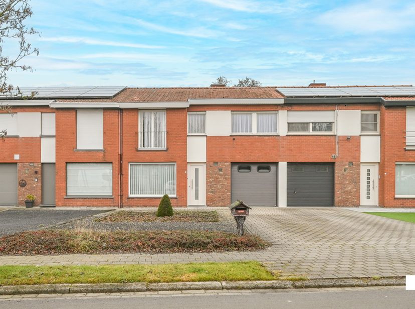 VERKOCHT! Compromis in opmaak!Ontdek deze te renoveren eengezinswoning met vier slaapkamers en inpandige garage, gelegen in een rustige en kindvriende