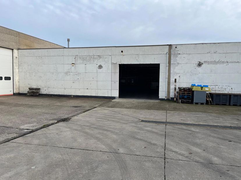 Magazijn 580m² met kantoorruimte van ca. 50m²<br />
Het magazijn is beperkt in de hoogte tot ca. 4m<br />
Gelegen in de industriezone van Heist op den
