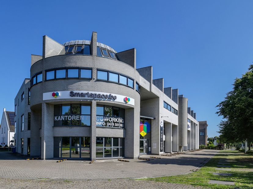 Meer ruimte. Meer rust. Meer resultaat.<br />
Welkom in kantoor 111 bij Smartspace Hasselt – een stijlvolle kantoorruimte van 23 m², ideaal voor een t