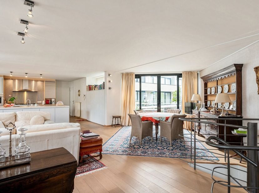 Op de vierde verdieping van een zeer goed onderhouden gebouw bevindt zich dit lichtrijke en instapklare appartement van ca. 125 m², gelegen in de Mole