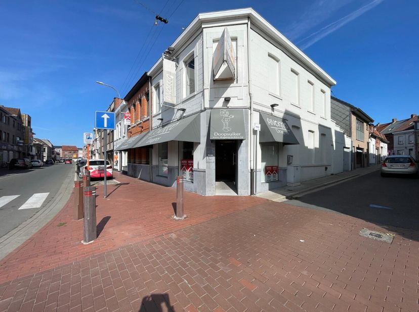 Menen - Local commercial avec logement à vendre. Vous recherchez un local commercial avec logement dans le centre de Menen ? Ce local commercial peut