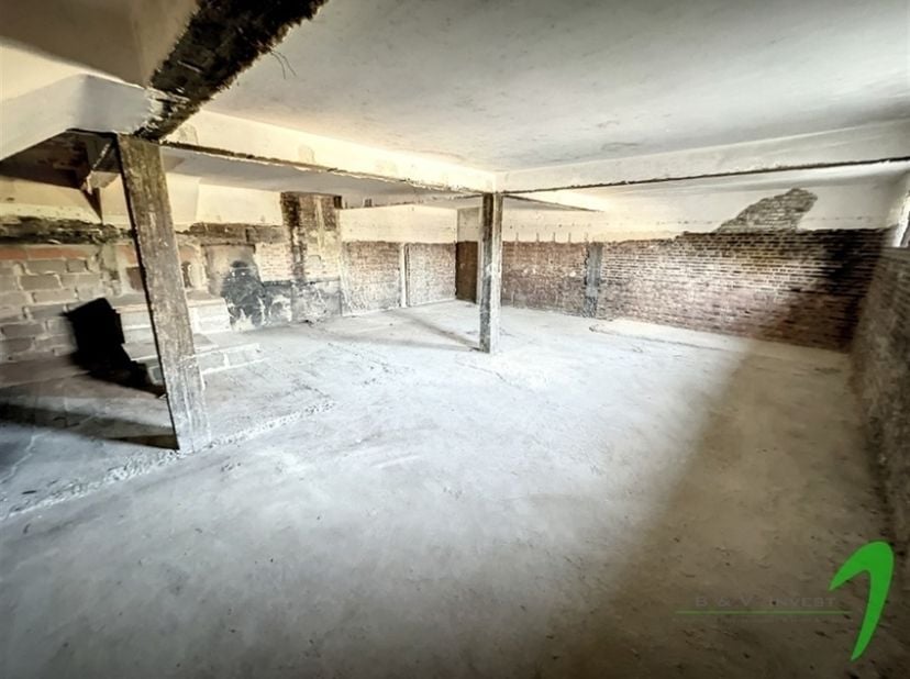 Bent u op zoek naar een unieke investeringsmogelijkheid in Aalst? Deze voormalige cinemazaal, met een indrukwekkende totale oppervlakte van 417m², bie