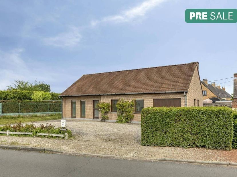 Kom en ontdek deze woning tijdens de Pre-sale donderdag 25/06 van 17u tot 18u, maak nu je afspraak! <br />
<br />
Alleenstaande gelijkvloerse woning m