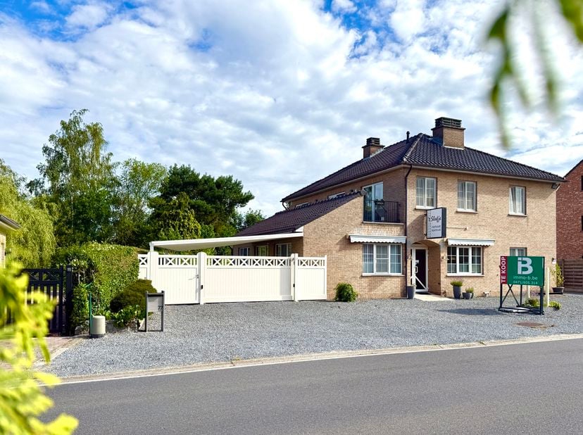 Zeer ruime woning met eventuele handelsruimte (of kangoeroewoning) op 18a 02ca te Balen.<br />
Bestaande op de gelijkvloerse verdieping uit: een hande