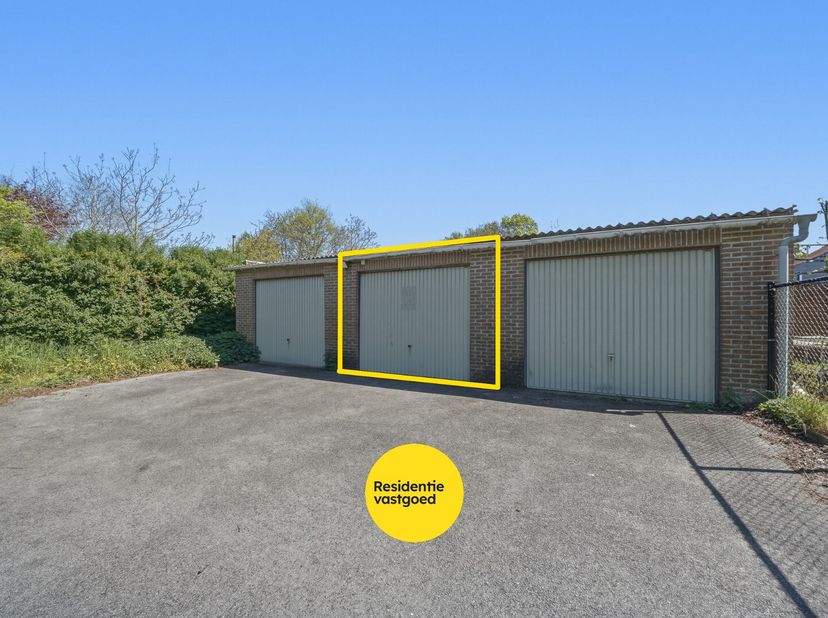 Op zoek naar de perfecte parkeeroplossing in Oudenburg? Dan is dit uw kans!<br />
In het centrum van Oudenburg bevindt zich deze ruime garagebox, idea