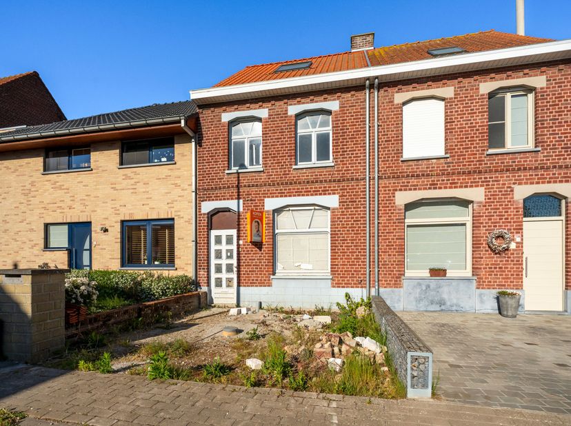 Casco woning met ruime uitbouw!<br />
Deze woning in Vlamertinge, biedt u de kans om een woning naar wens af te werken.<br />
Gelijkvloerse verdieping