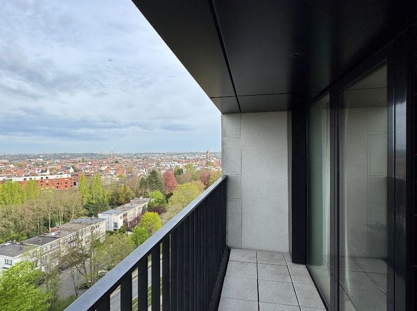 L'appartement (B9.08) - (surface brute d'environ 62 m²), situé au neuvième étage et comprenant une porte d'entrée, un hall, une salle de bain équipée