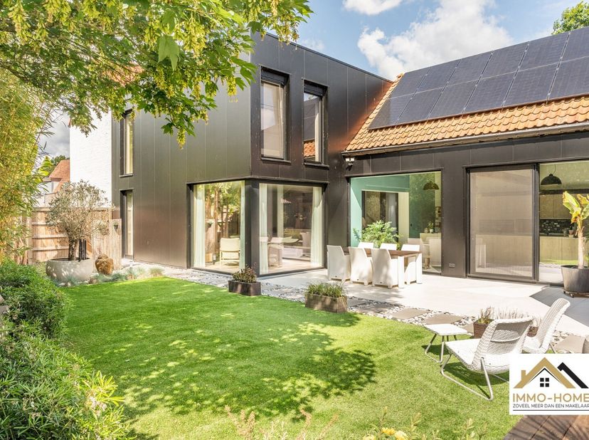 Deze prachtige woning kunnen we samenvatten in één zin : pure ruimtelijke klasse ! De statige inkomhal (met gastentoilet) zet meteen de toon : je word