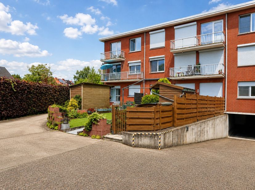 Op zoek naar een interessante investering met onmiddellijk rendement? Dit appartement op de tweede verdieping combineert een gunstige ligging met een
