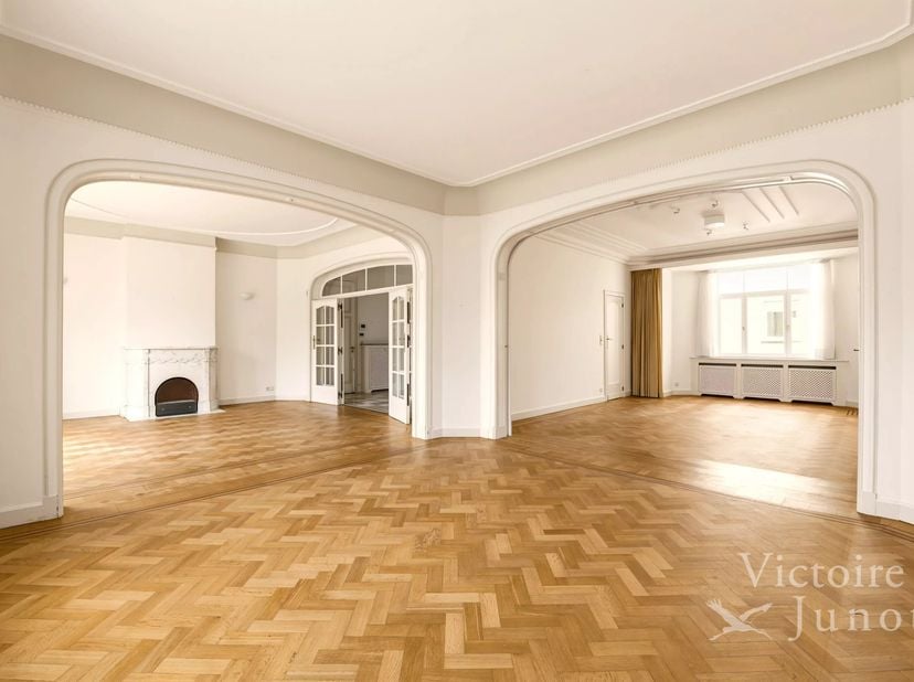 Bien présenté par Carla Rodriguez : 0494 07 97 54 / carla.rodriguez@victoire.be<br />
Victoire Junot vous propose ce bel appartement de 4 chambres ave