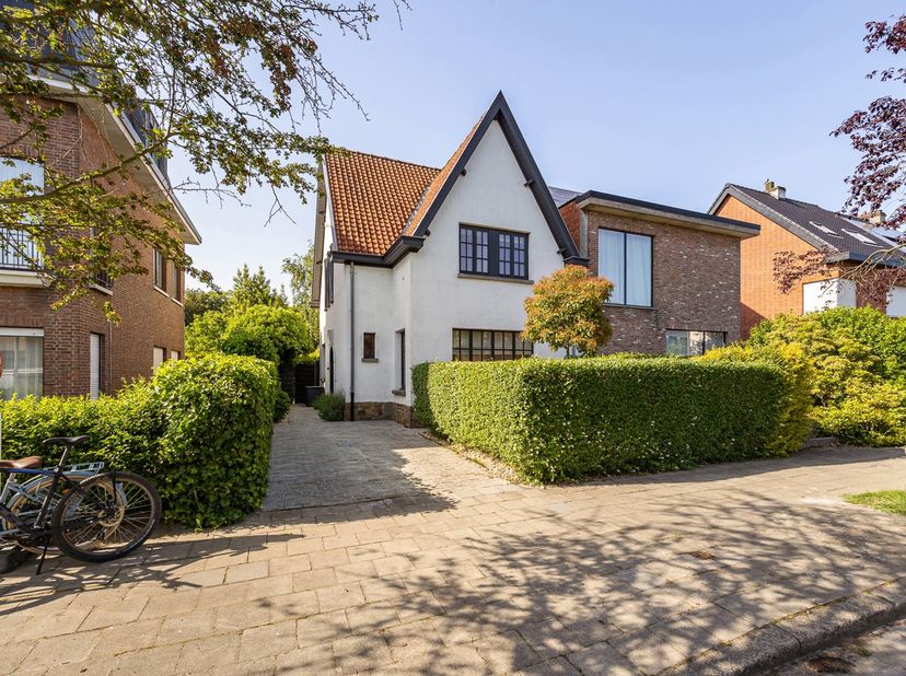 Karaktervolle woning in het hartje van Wilrijk met 3 slaapkamers en 2 badkamers!<br />
Ligging<br />
De woning is gelegen aan de Kerkelei in een rusti