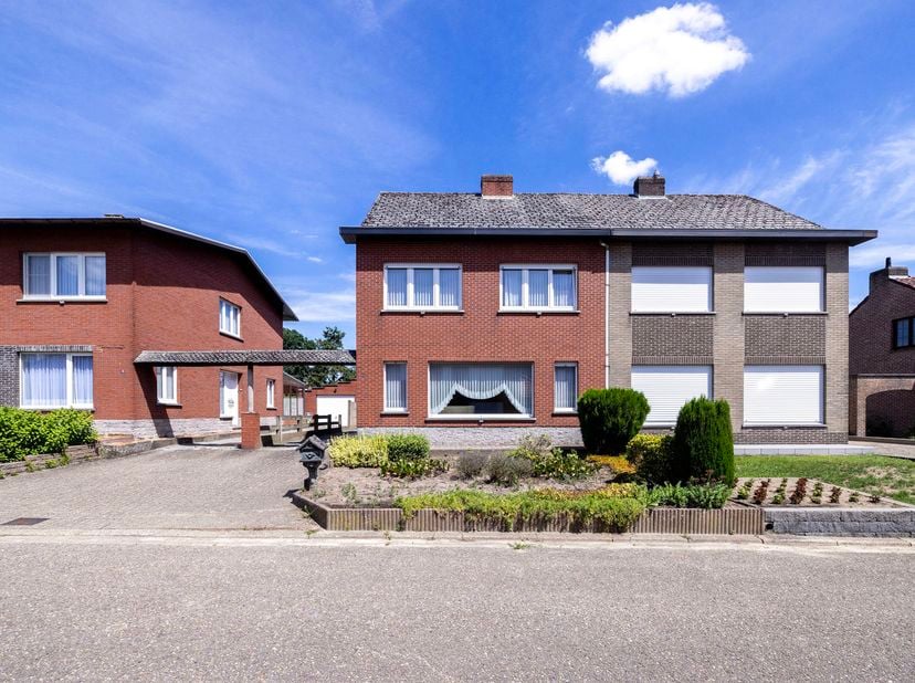 Deze op te frissen/te renoveren woning is gelegen in Mol-Ezaart, in een aangename en groene omgeving, met een vlotte verbinding naar de Zuiderring. De