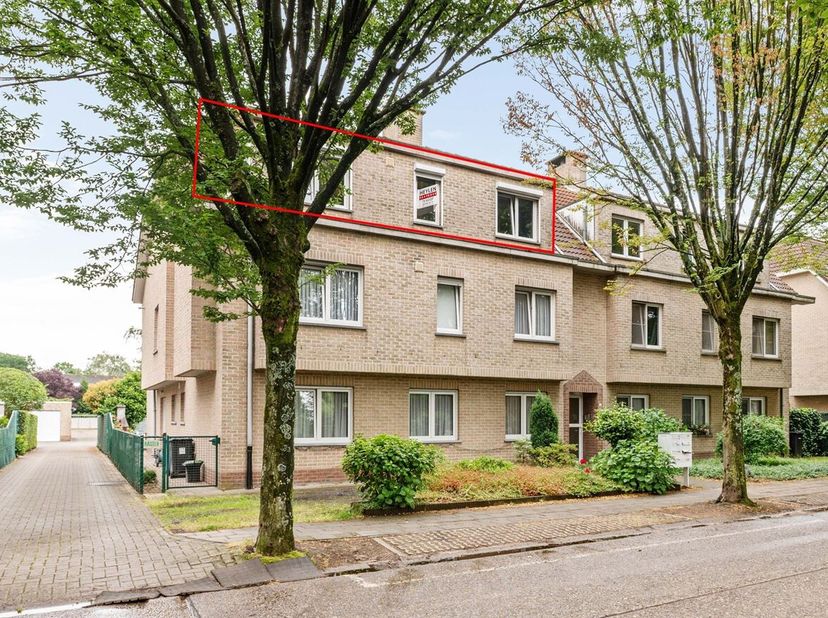 Ruim en zonnig appartement met groot terras en zolder in Brasschaat <br />
Gelegen op een centrale, maar rustige locatie in Brasschaat, nabij het cent