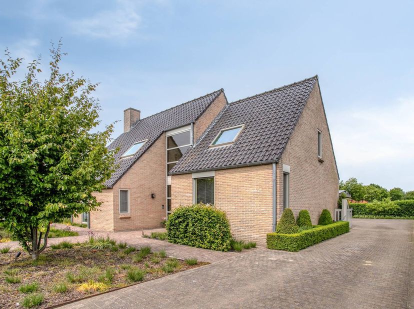 Dit unieke vastgoed, te koop in Wingene, combineert een bewoonbare oppervlakte van 268 m² met  wooncomfort en een uitzicht over de achterliggende veld